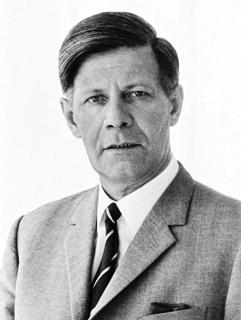 Helmut Schmidt était un homme politique allemand, chancelier fédéral de la République fédérale d'Allemagne de 1974 à 1982.